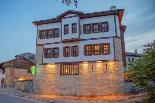 Saffronia 1900 Boutique Hotel - parking