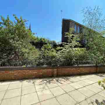 Beautiful Town Centre Apartment with River Terrace Hotel Exterior