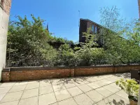 Beautiful Town Centre Apartment with River Terrace