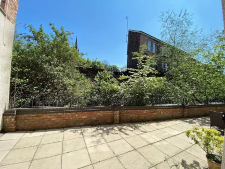 Beautiful Town Centre Apartment with River Terrace