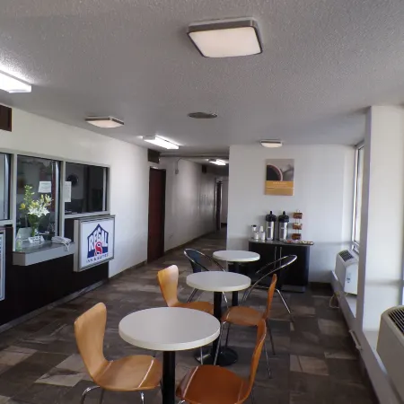 Regal 8 Inn & Suites