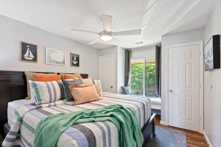 Mariners' Nautical Nest on Port Royal's Battery Creek Отели рядом с достопримечательностью «Парк Лайв Окс»