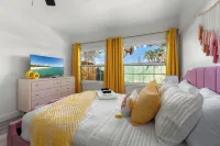 NEW! 2 mi to IMG, Heated Salt Pool, Hot Tub, Game Room, Putting Green