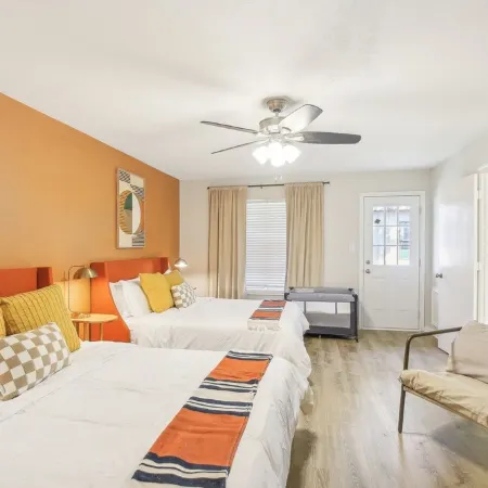 7Min to Texas A&M Cozy 7 Beds, w/ Billiards & Firepit Oasis