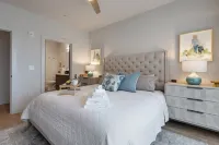 Chic Midtown Penthouse Escape - Pool, Gym, Patio with City Views