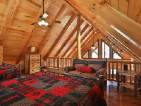 Almost Heaven Cabin at Trickle Creek in Hocking Hills 馬裏恩酒店
