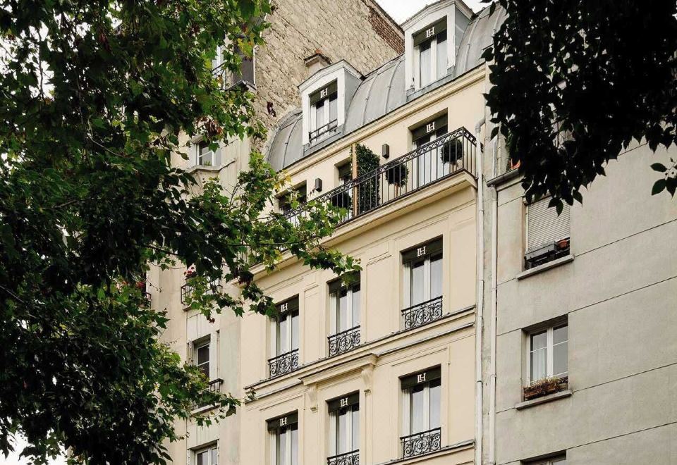 호텔 레온의 현대적인 로비 공간입니다.