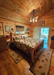 Pinecone Cabin, Couples Retreat, Hot Tub, Pet Friendly, Private!