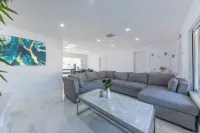 Heated Pool Family friendly House 4 minutes from The Beach