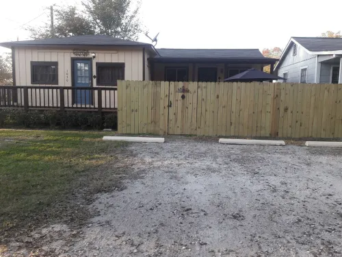 Clifton By The Sea Bungalow-2 Miles from Kemah Boardwalk- Pet Friendly