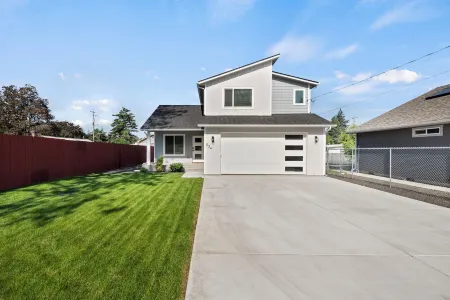 Modern 3Br, Fast WiFi, Free Parking, I-90 Access