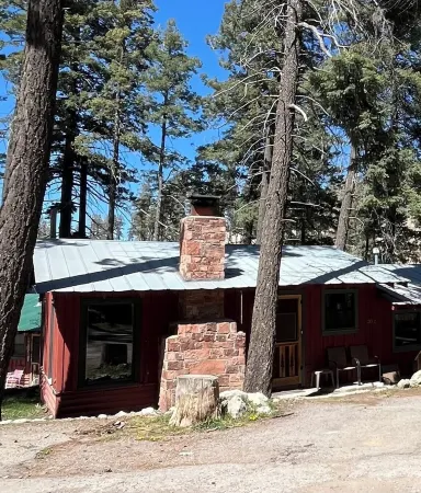 Grizzly’s Getaway in the Mountains! 45 minutes to white sands.,  Dogs Welcome Отели в г. Клаудкрофт