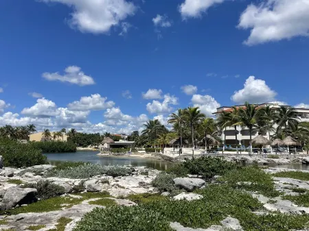 Luxurious beachfront condo on Riviera Maya, 2 bdrm, large balconies, 1575 sq ft Отели рядом с достопримечательностью «Rockaway Bay»