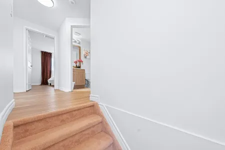 Peaceful - 4 bdrm home with fast WIFI free parking