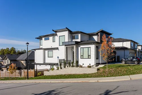 Modern Gateway Family-sized Suite in Thornhill-Maple Ridge - BC