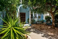 Oceanfront Villa, private pool, gazebo, great diving and snorkeling steps away Hotels in 