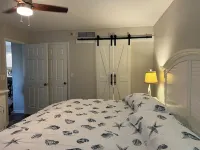 Completely Remodeled: Relax on Lemon Bay or walk to Manasota Key Beach in 8 min.