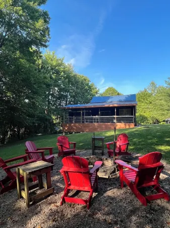 Cabin in Hocking Hills with Hot Tub, Fire Pit and Covered Back Deck.