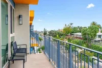 Rooftop Pool & Hot Tub Family 3 Bdrm Apt