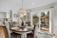 Urban Elegance in Wine Country: Unwind Just Steps from Healdsburg Plaza! Hotels in Healdsburg