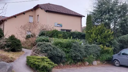 Apartment 800 m lake Xonrupt Longemer, greenery, terrace, pétanque court Отели рядом с достопримечательностью «Camping Verte Vallée : dans les Vosges proche Gérardmer avec piscine et gîtes»