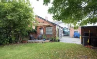 Beautiful, Character property in a fantastic central location Chaplaincy 주변 호텔