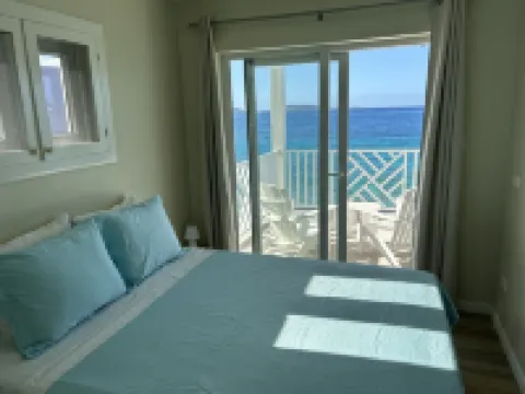 Spectacularly situated Beach Front  High Tide@ The Tides  at Little Apple Bay. Hotels in 