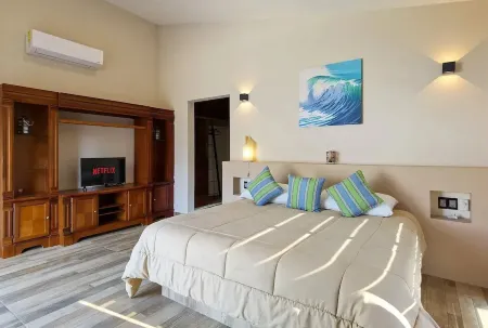 Charming 4-bedroom house with AC and WiFi in delightful La Crucecita Huatulco