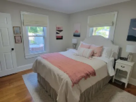 Dwell Well House- Upscale 2 BR/2 BA house downtown w/private fenced yard Hotels in Morganton