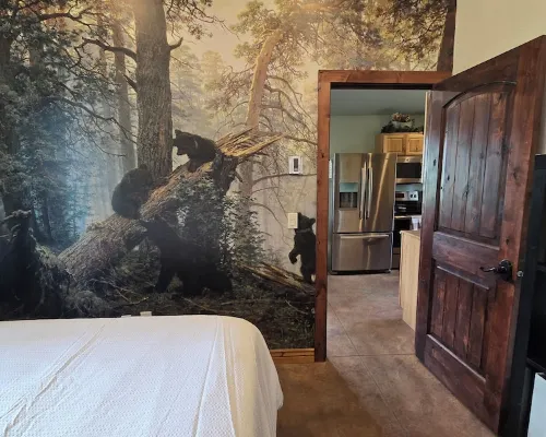 Themed Bear's Den Cabin__nestled in the pines minutes outside of Glacier Park. 科勒姆住宿飯店