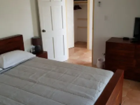 Aloha Penthouse apartment in the heart of the Maho entertainment area. Hotéis em Lowlands