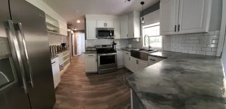 King Bedroom, Outdoor Cabana w/ Bed Swing, Quiet House Minutes to D/T Louisville