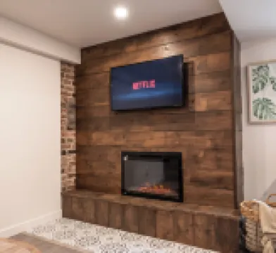 2 Bedroom suite with hot tub! Minutes to local attractions, trails and dining