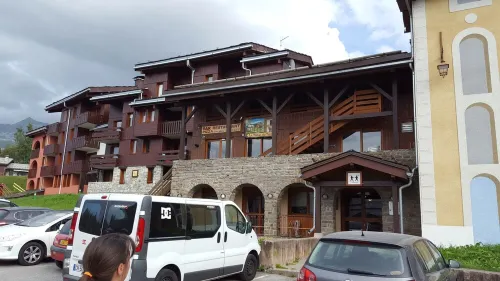 duplex 6 beds center station Les COCHES. domain MONTCHAVIN LA PLAGNE Hotels in Bellentre