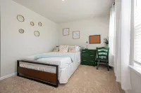 Spacious 4BR Near Bethany with Patio, Grill & resort style pool 7+ Days required