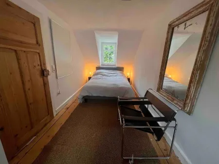 Gemütliche 2-zimmer-wohnung, Großer Garten, Zentral Gelegen Отели в г. Эммендинген