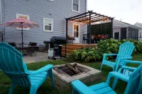 Vibrant Getaway! 2 Baths + Walk in Shower, Great Amenities & Value 시더래피즈 호텔