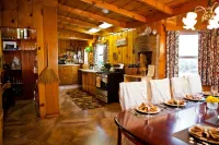 Historic Writers Lodge w/spa as featured in San Diego Magazine. Walk to town.
