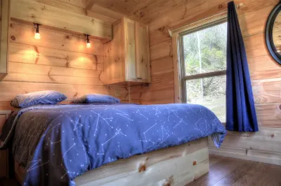 "Frank's Landing" Log Cabin w/Hot Tub+Fireplace+Wi-Fi, "Peaceful & Romantic"