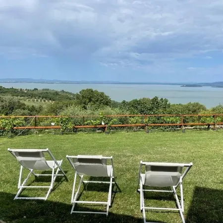 Villa Marghi, modern villa with infinity pool overlooking Lake Trasimeno