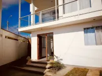 Moderna casa familiar de playa. A solo una cuadra del mar. 酒店