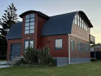 After Dune Delight 3 Bedroom, 2 Bathroom, fully fenced Home Hotels in Waitārere
