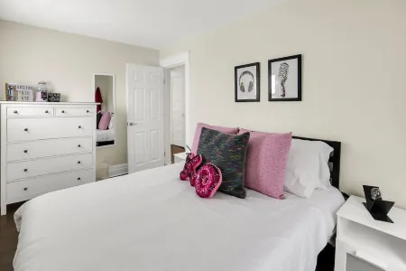 Fun, family friendly stay in Niagara Falls Отели рядом с достопримечательностью «Nathaniel Dett Memorial Chapel British Methodist Episcopal Church»