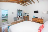 Beachfront Casita with Spectacular Ocean views in Roatan!
