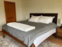 West facing Oceanfront cottage, 1 bedroom ; 4 kms  from Victoria Int. Airport