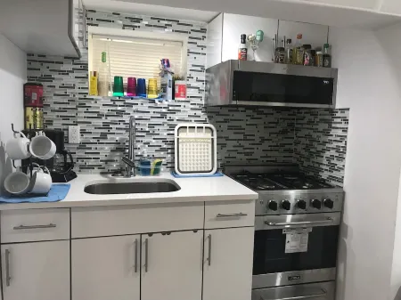 2-bedroom apartment steps to Flushing Meadows-Corona Park Отели рядом с достопримечательностью «Free Synagogue of Flushing»