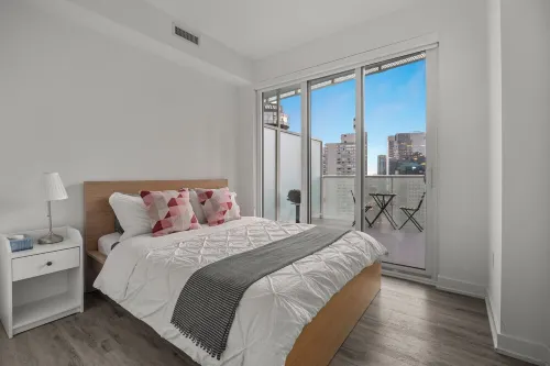 Stunning Lake View Suite in Core Harbourfront 토론토 호텔