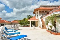 Private Gated Entrance, Pool, Jacuzzi Tubs, Awesome Views, 7 bedrooms villa