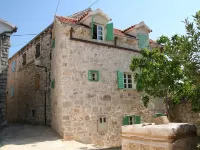Lovingly renovated stone house with courtyard & brick barbecue area Hotel a 
