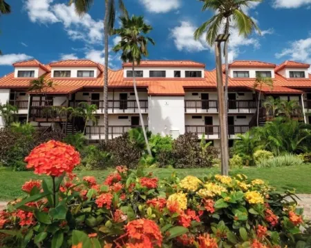 Newly renovated condo just a few steps from Sapphire Beach. Hoteles en Santo Tomás